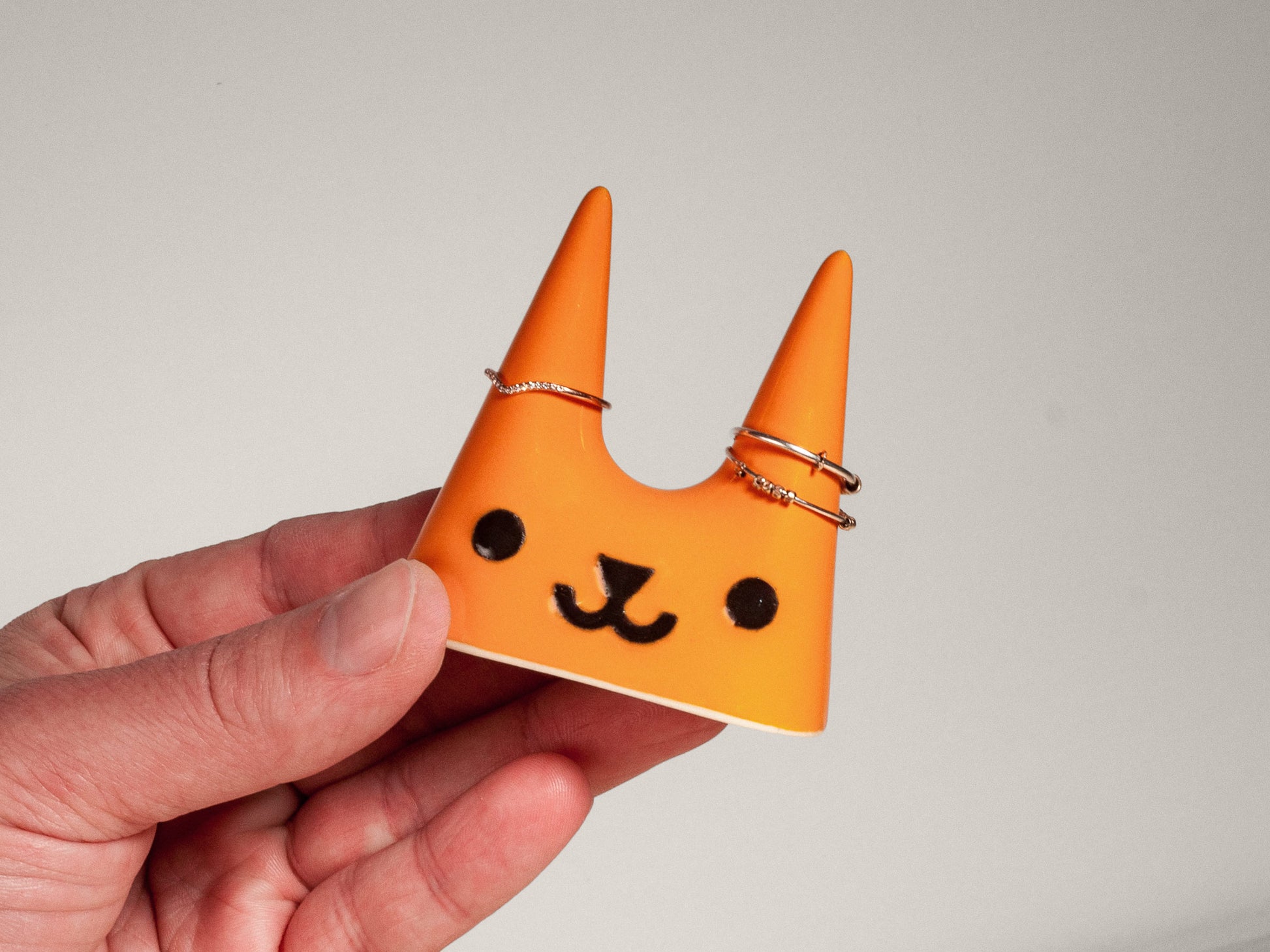 Orange cat-shaped ceramic ring holder