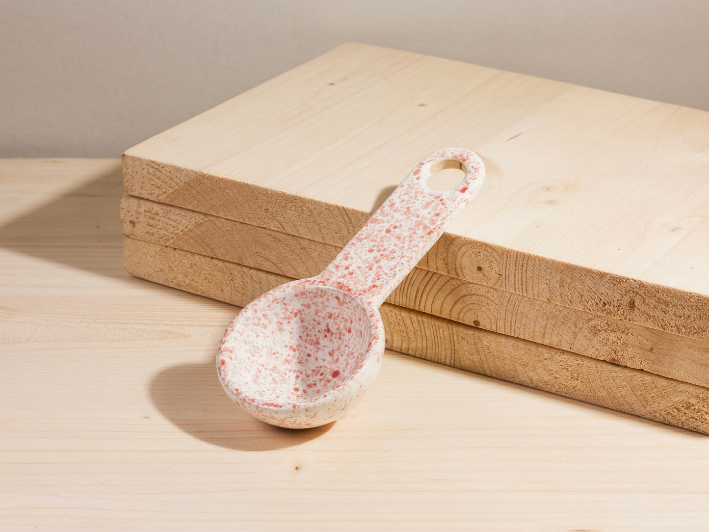 Coffee Scoop – Strawberry Splatter Round Hole