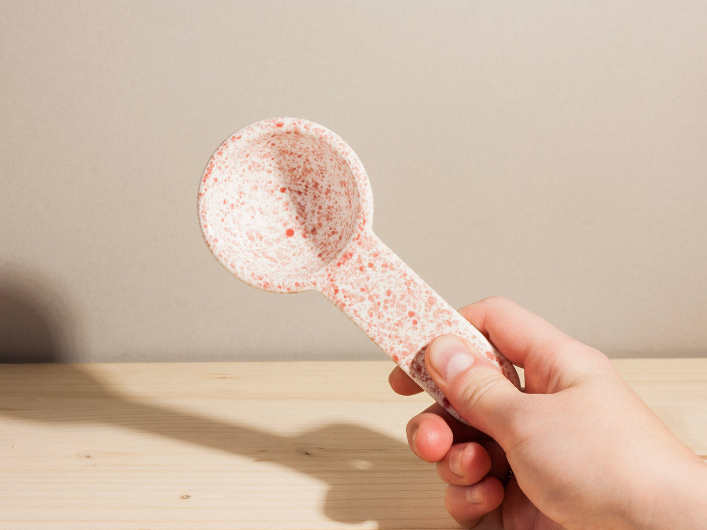 Coffee Scoop – Strawberry Splatter Round Hole